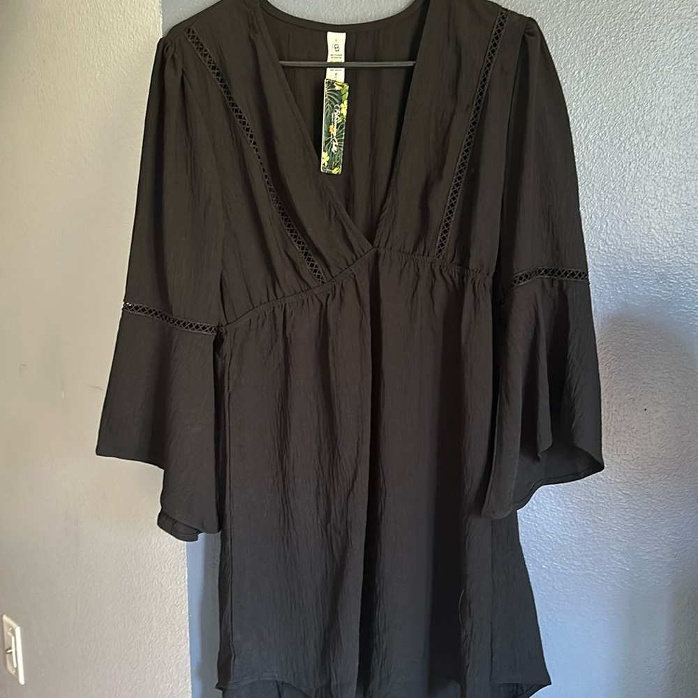 Black Cover Up Dress
Size L
Brand: Blooming Jelly 
New with tags!